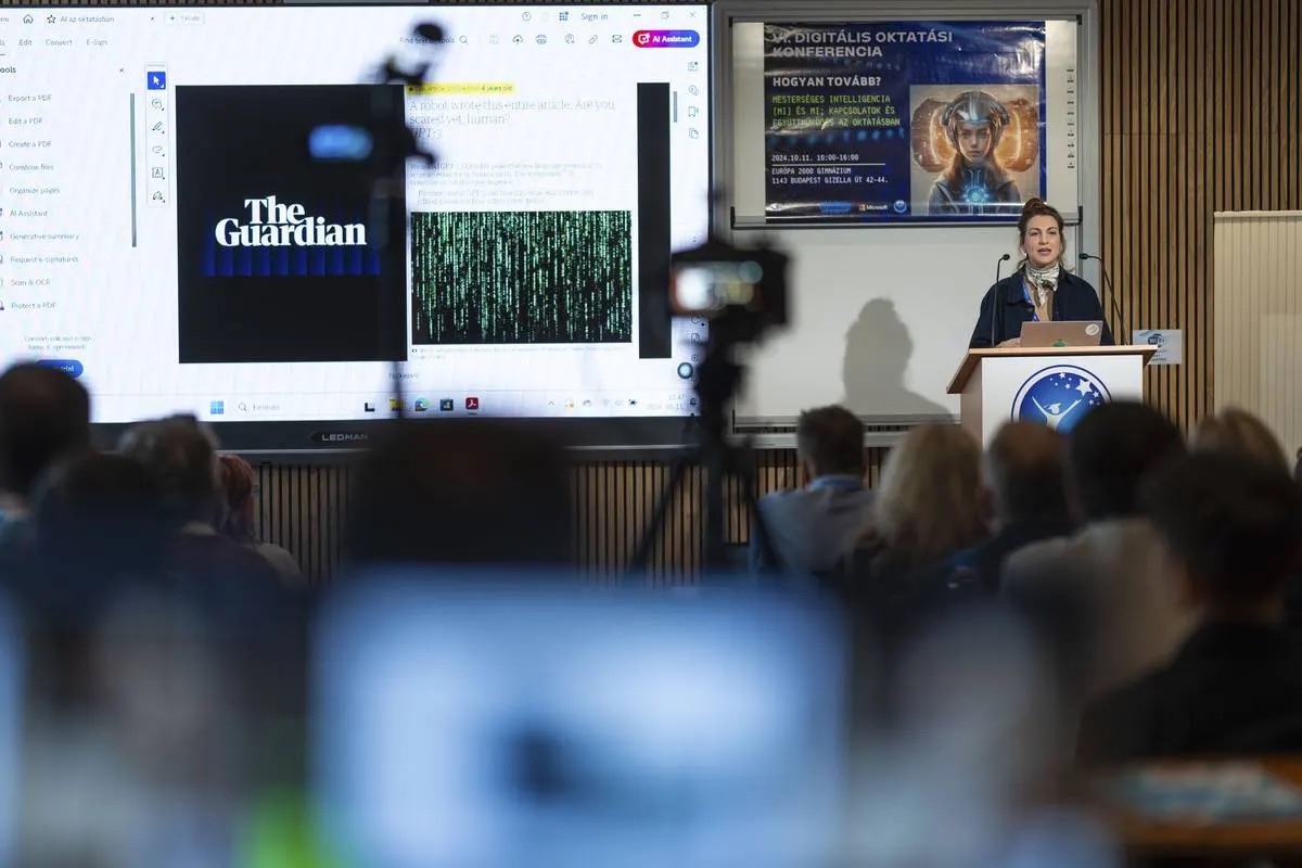 Előadó a VI. Digitális Oktatási Konferencián, a nagy interaktív kijelzőn a bemutatója