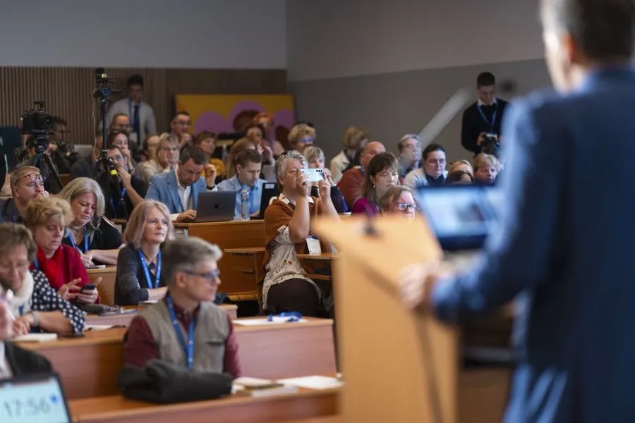 Telt ház a VI. konferencián
